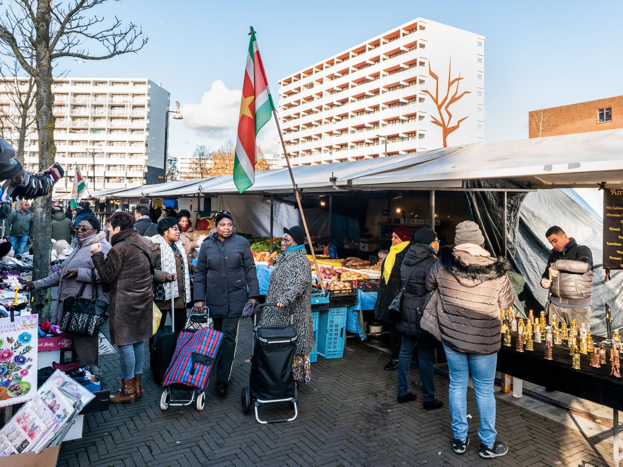 Markt op het Annie Romeinplen in Amsterdam-Zuidoost.