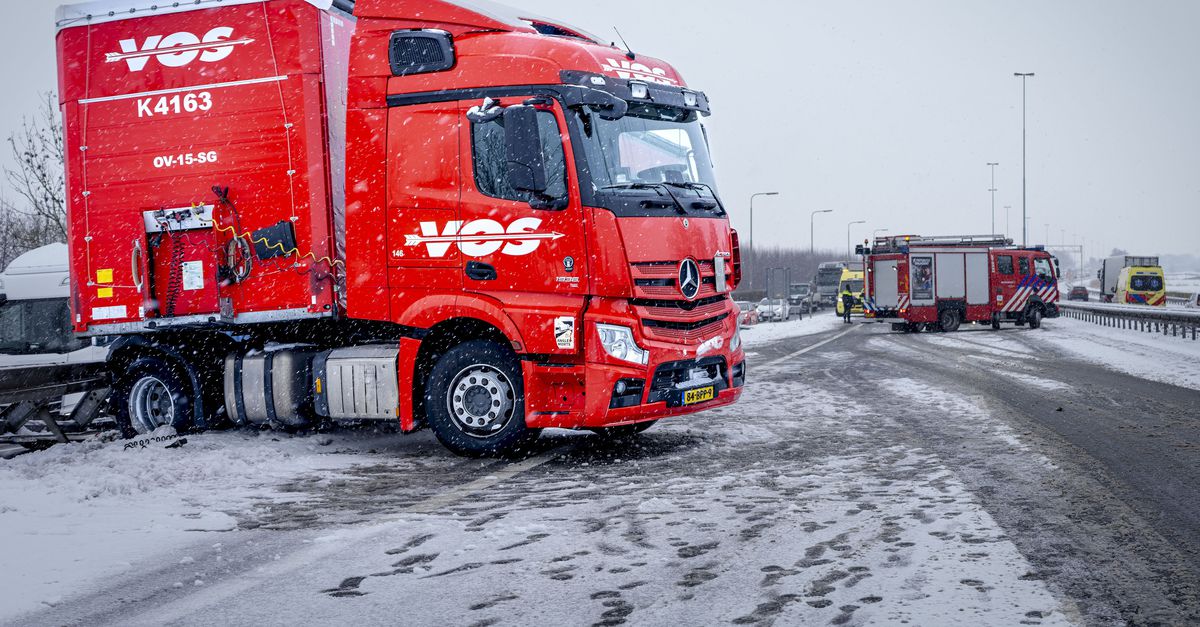 Winterweer bezorgt verzekeraars overuren, transportsector de klos