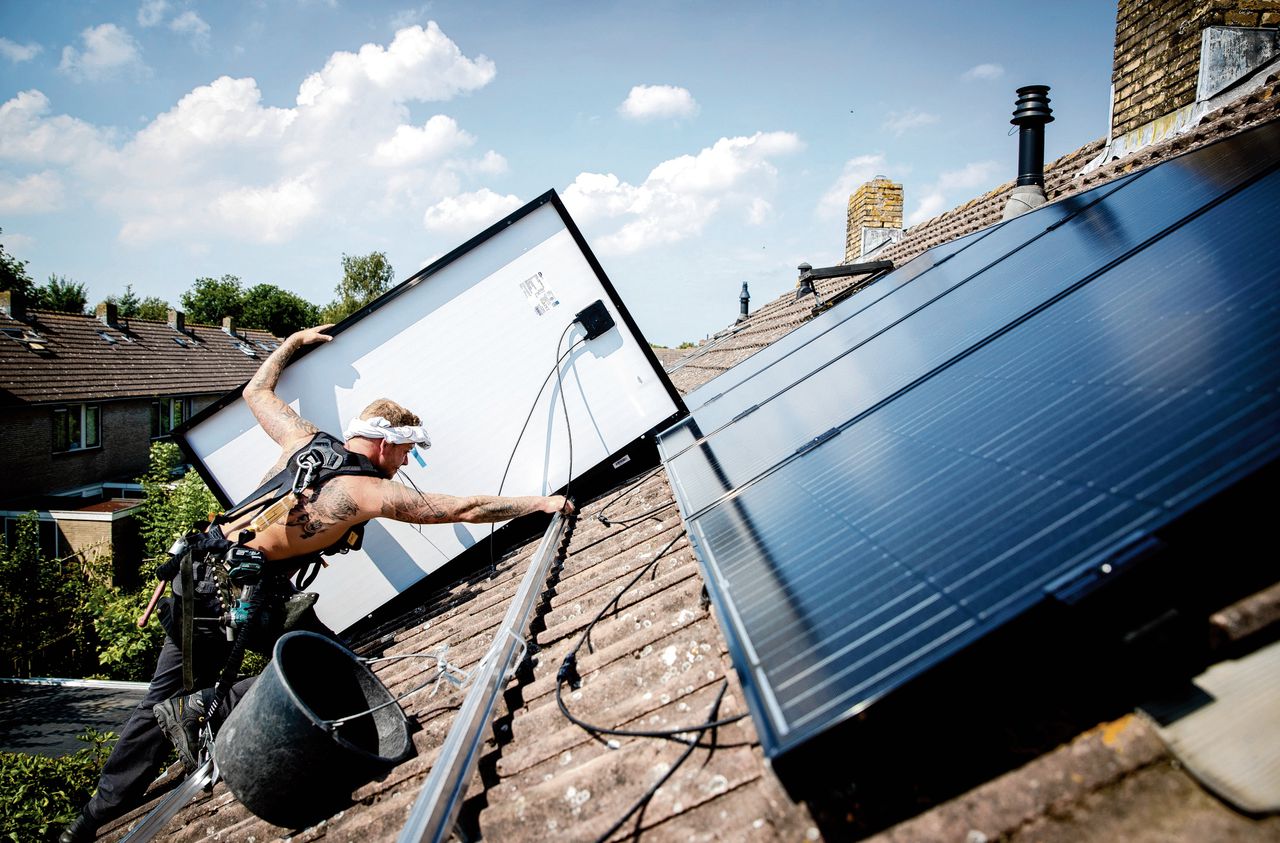 Op een woning in Mijnsheerenland worden zonnepanelen geplaatst
