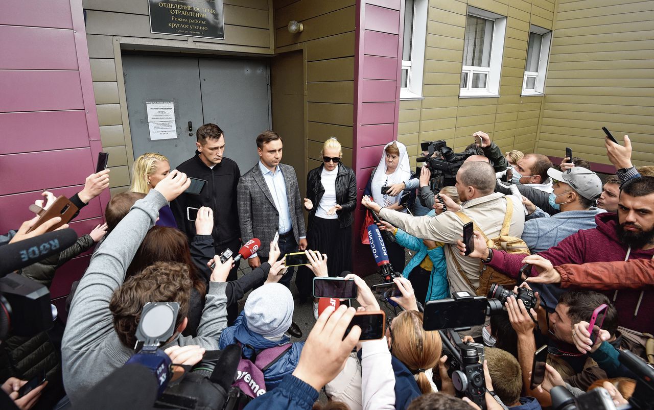 Mannen in blauwe pakken, niet de artsen beslisten over Navalny 