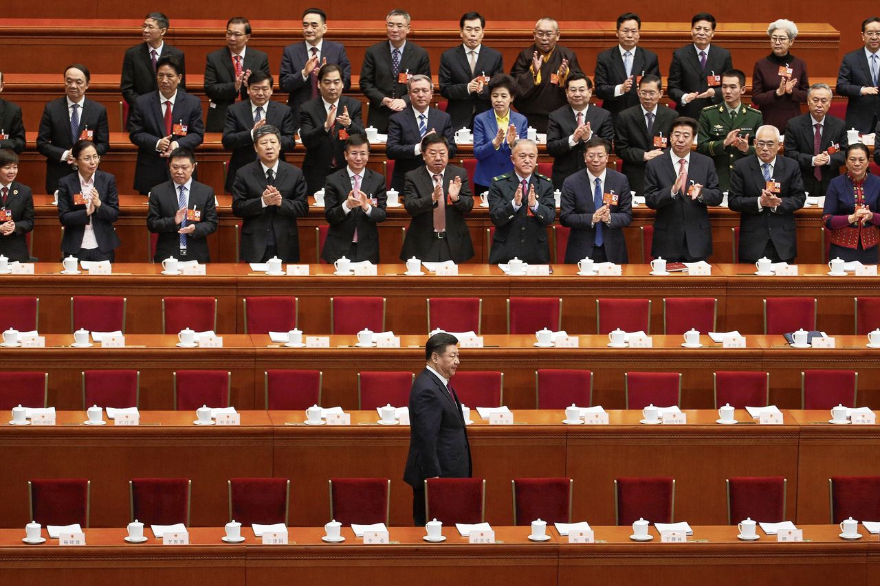 Xi Jinping bij de opening van het Volkscongres (links). Een afgevaardigde in traditionele kledij (rechtsboven). Beveiligingspersoneel. (rechtsonder)