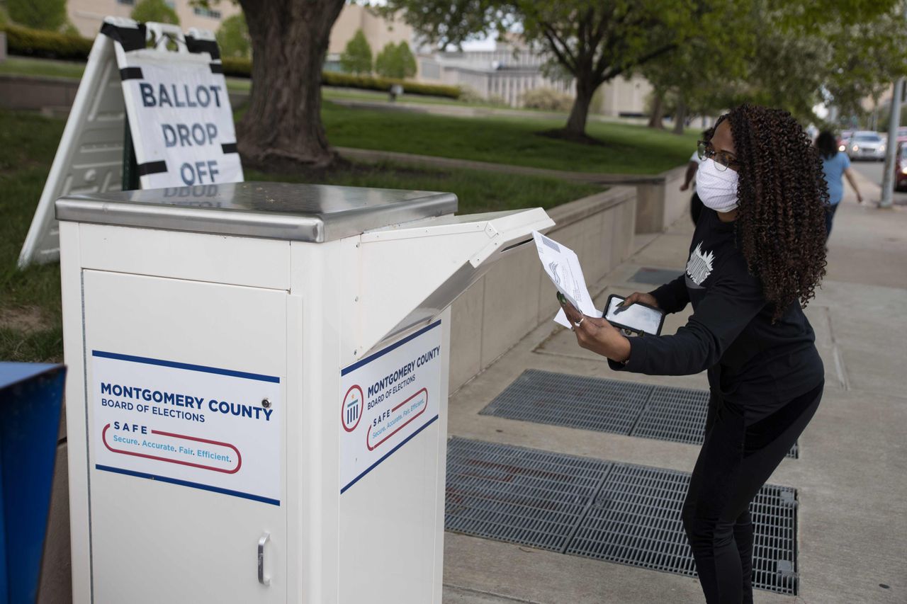 Een kiezer uit Ohio levert haar stembiljet dinsdag af bij de verkiezingsraad in Dayton, Ohio.