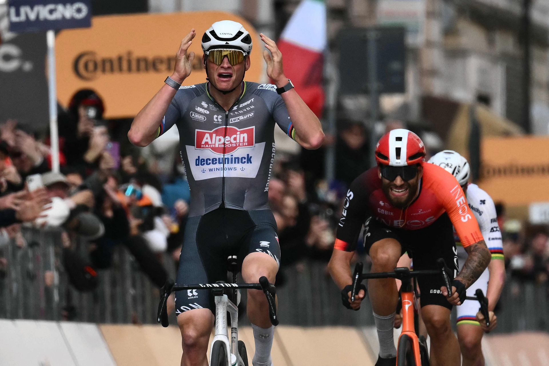 Van der Poel wint voor de tweede keer Milaan-Sanremo, klopt Pogacar in