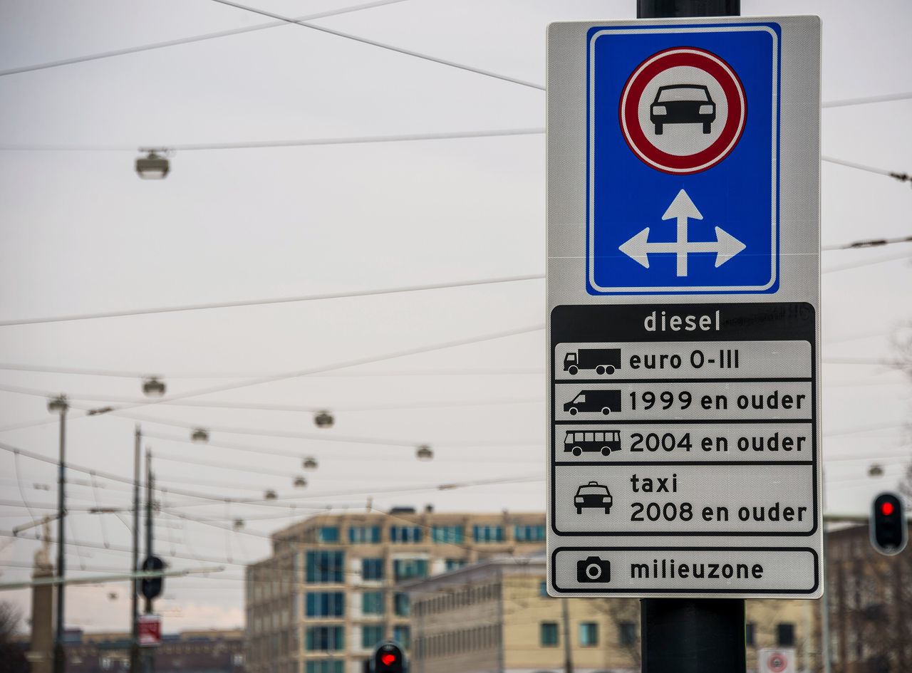 Een bord markeert de milieuzone in Amsterdam voor vrachtwagen, bestelvoertuigen, taxi'ss en touringcars.
