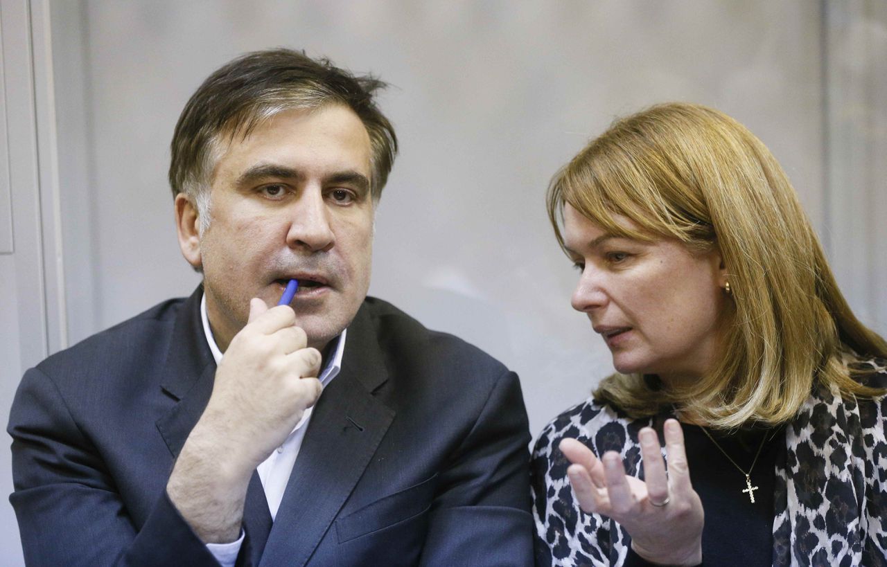 Saakasjvili met zijn Nederlandse vrouw Sandra Roelofs in de rechtbank in Kiev maandag.
