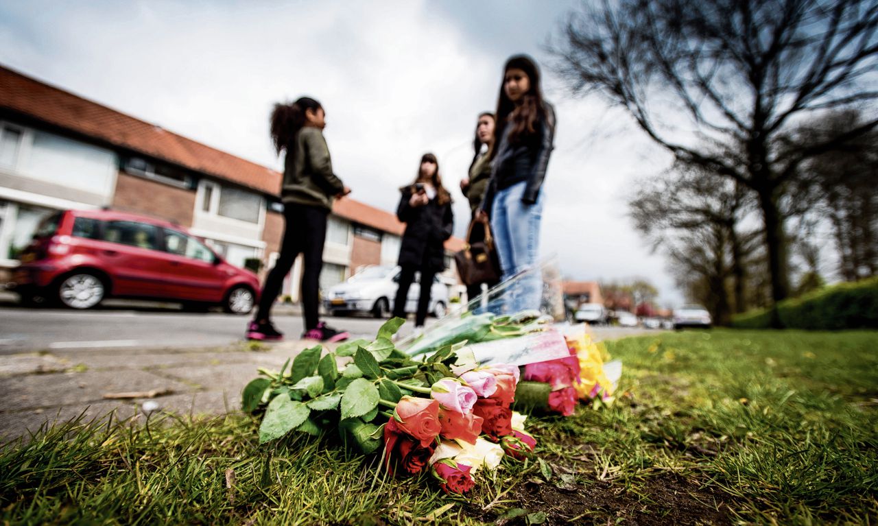 Bloemen op de plek waar vorig jaar in Breda een 3-jarig jongetje werd doodgereden. De automobilist reed door.