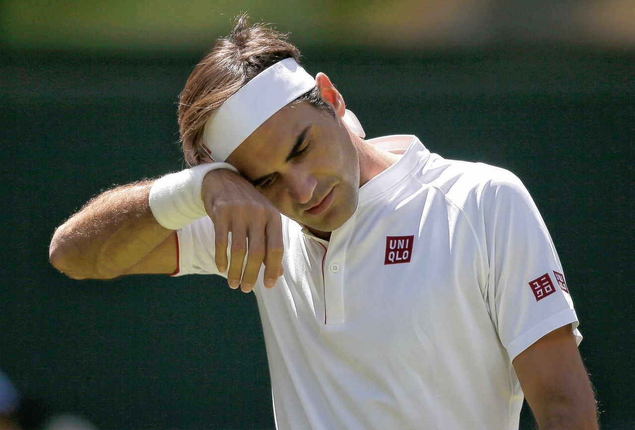 Roger Federer in het shirt van zijn nieuwe kledingsponsor. Hij versloeg maandag Dusan Lajovic met 6-1, 6-3 en 6-4.