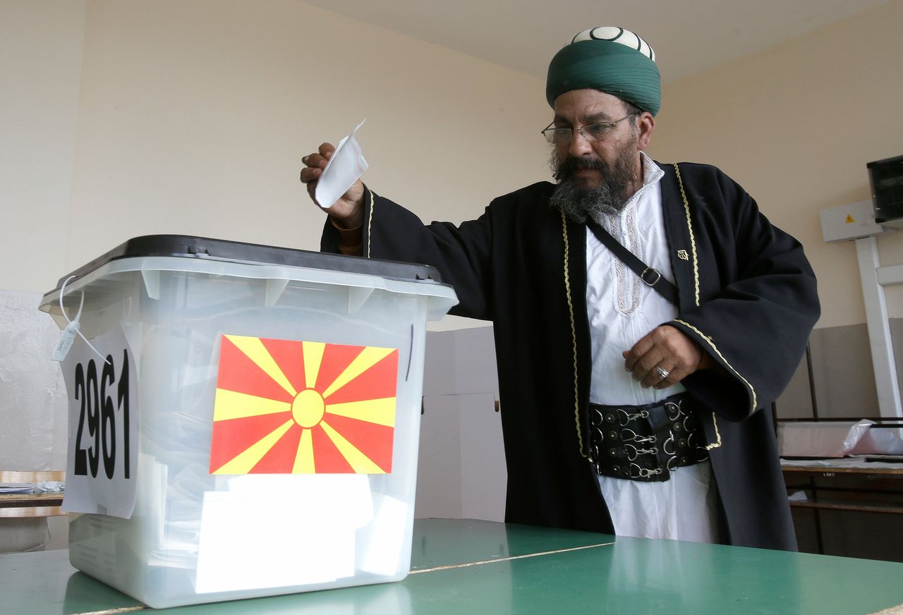 Een islamitische geestelijke brengt zijn stem uit in de hoofdstad Skopje.