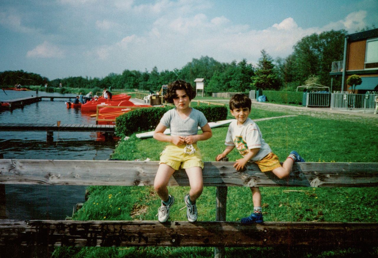 Maral op 7-jarige leeftijd met haar 3-jarige broertje, aan de Rottemeren.