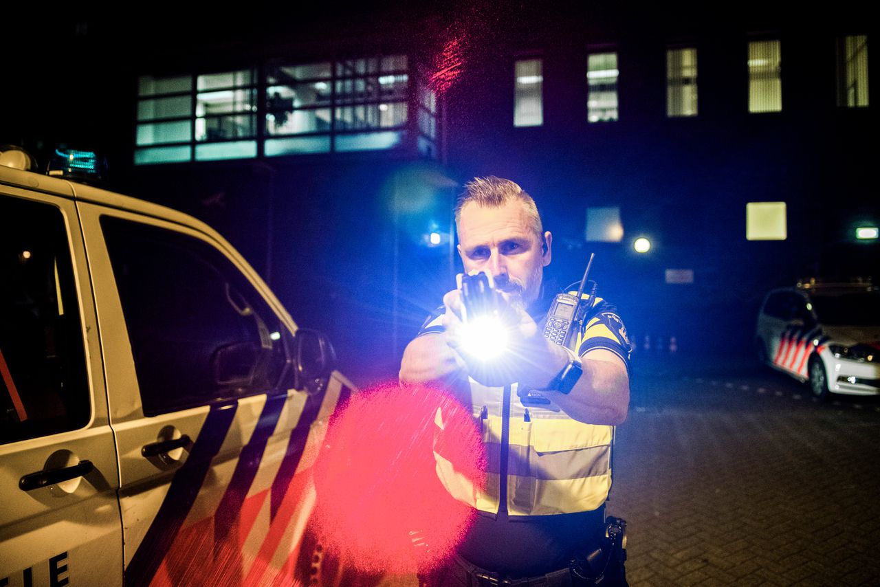 Politieagent Alexander Staal demonstreert zijn taser bij het politiebureau in Amersfoort.