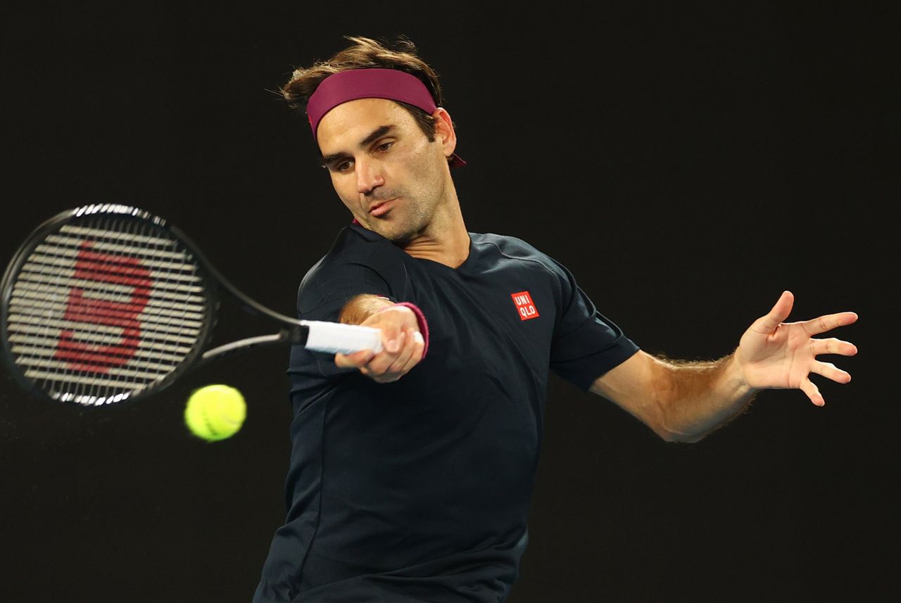 Roger Federer in actie tijdens zijn partij tegen de Australiër John Millman.