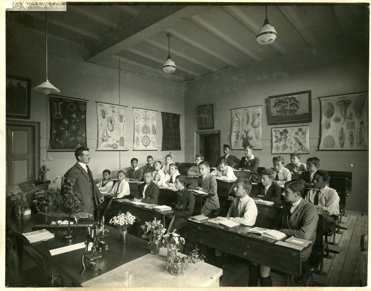 Een leraar voor de klas aan de HBS aan de Waldeck Pyrmontkade in Den Haag, 1920.