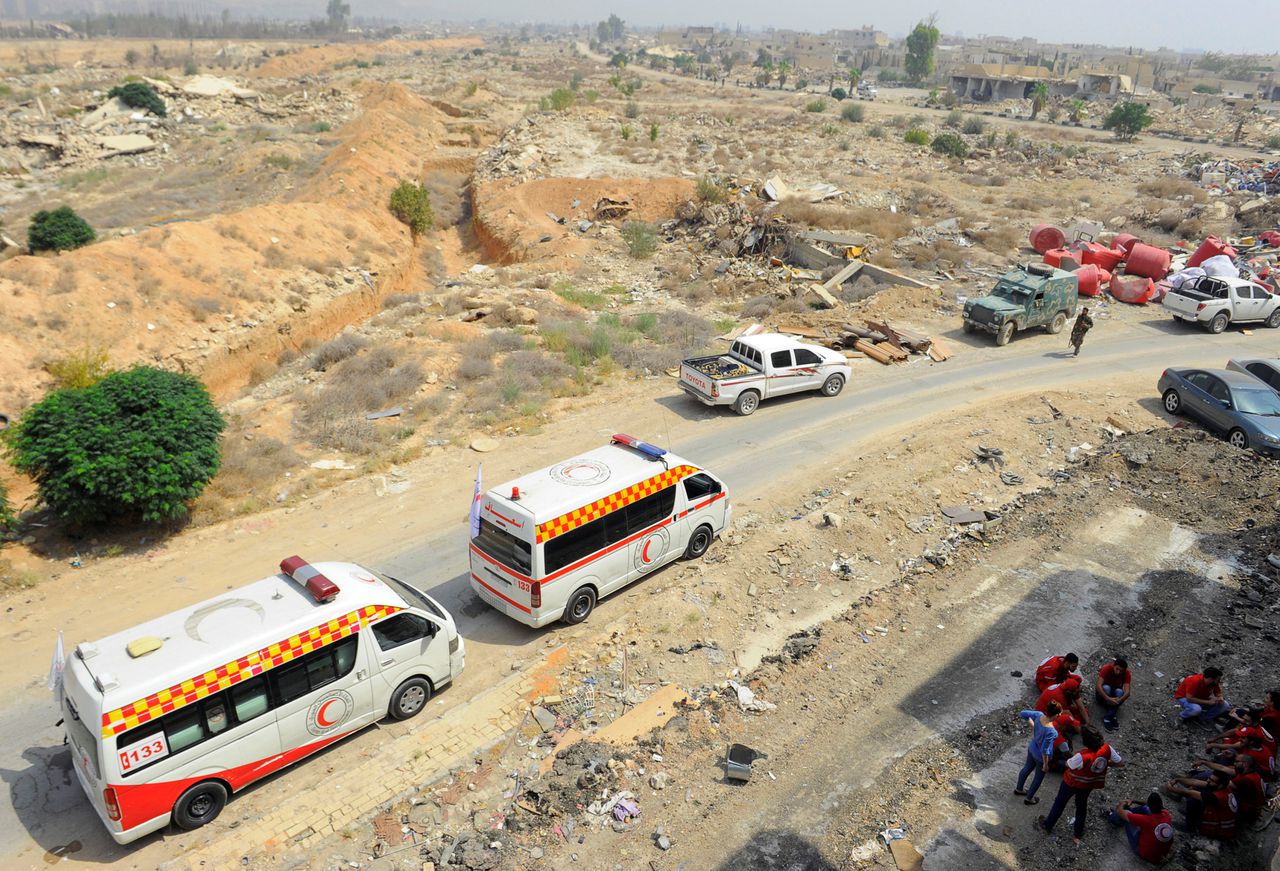 Ambulances van de Rode Halve Maan helpen bij de evacuatie van Daraya.
