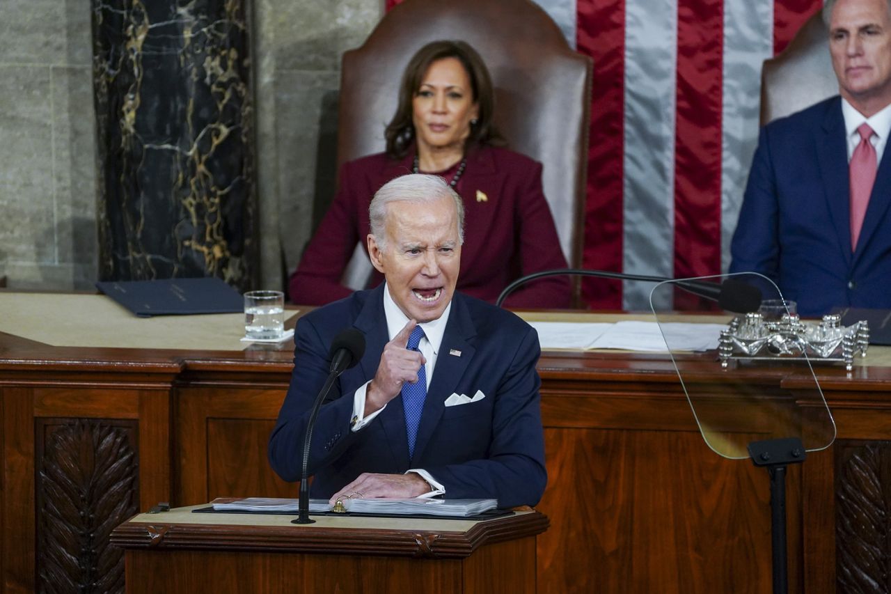 De Amerikaanse president Joe Biden tijdens zijn 'State of the Union' met op de achtergrond vicepresident Kamala Harris en voorzitter Kevin McCarthy van het Huis van Afgevaardigden.