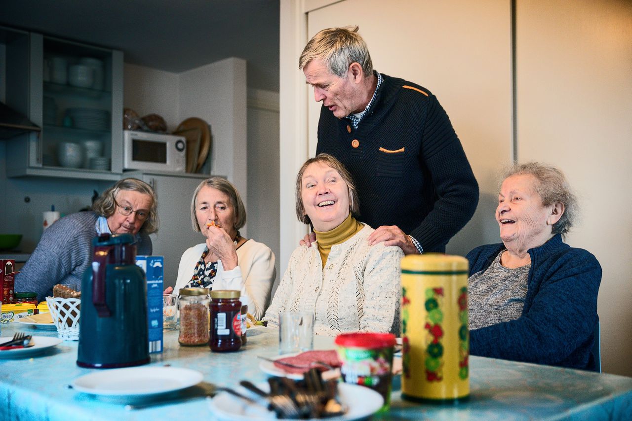 Historicus Adriaan Bosker, die in Wageningen meedoet aan het experiment, werkt als vrijwilliger in het Odensenhuis met beginnend dementerende ouderen.