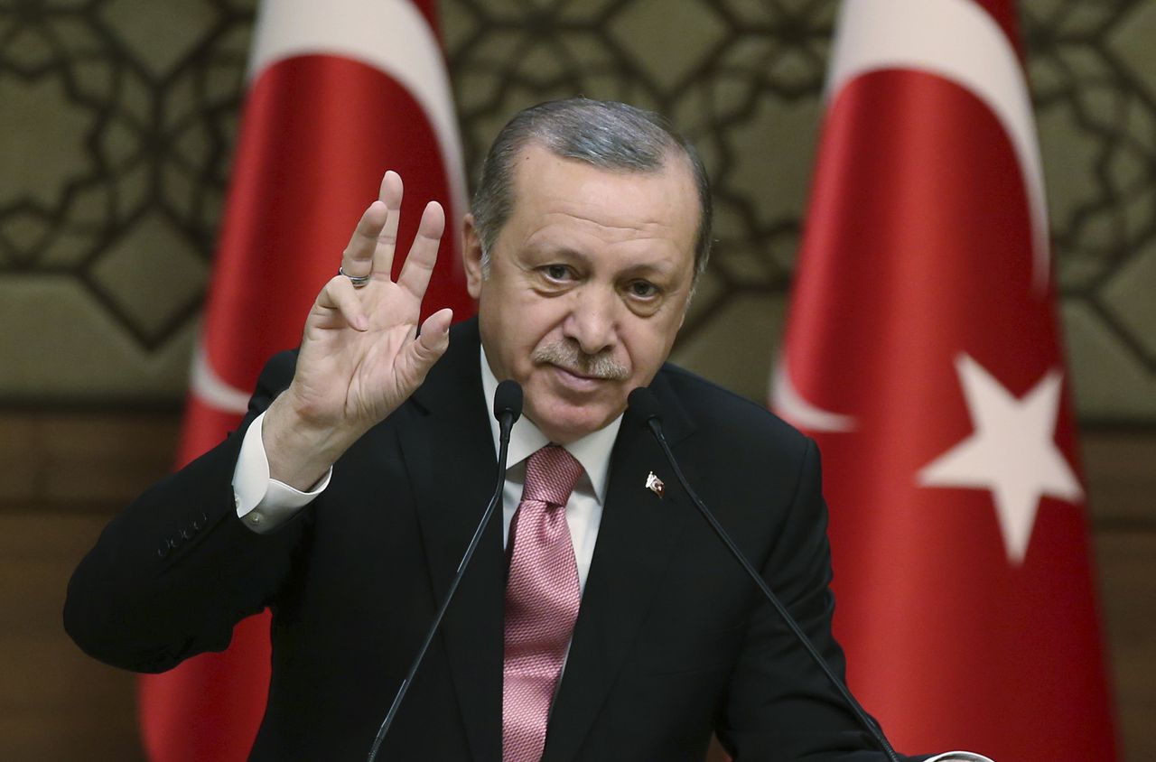 Het duurde relatief lang voordat Erdogan zijn handtekening zette onder het wetsvoorstel, omdat hij het "nog eens goed moest bekijken".