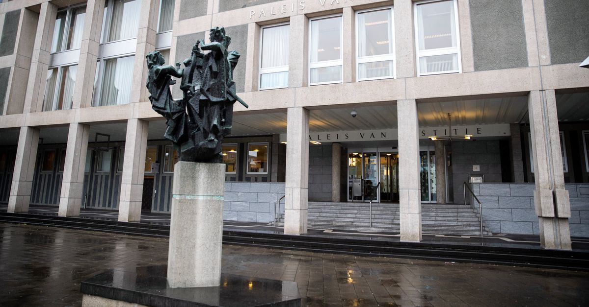 Campeer-uitje, waarbij het kind met tiewraps vastgebonden in een kist in de voortent ligt....