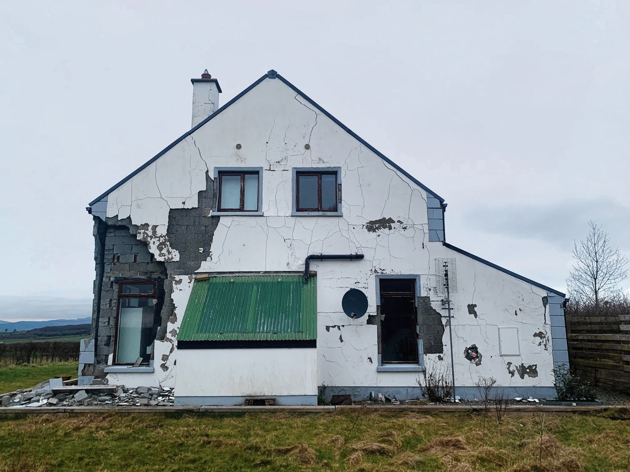 In het Ierse Donegal brokkelen de huizen af: ‘De scheuren werden groter en groter’ 