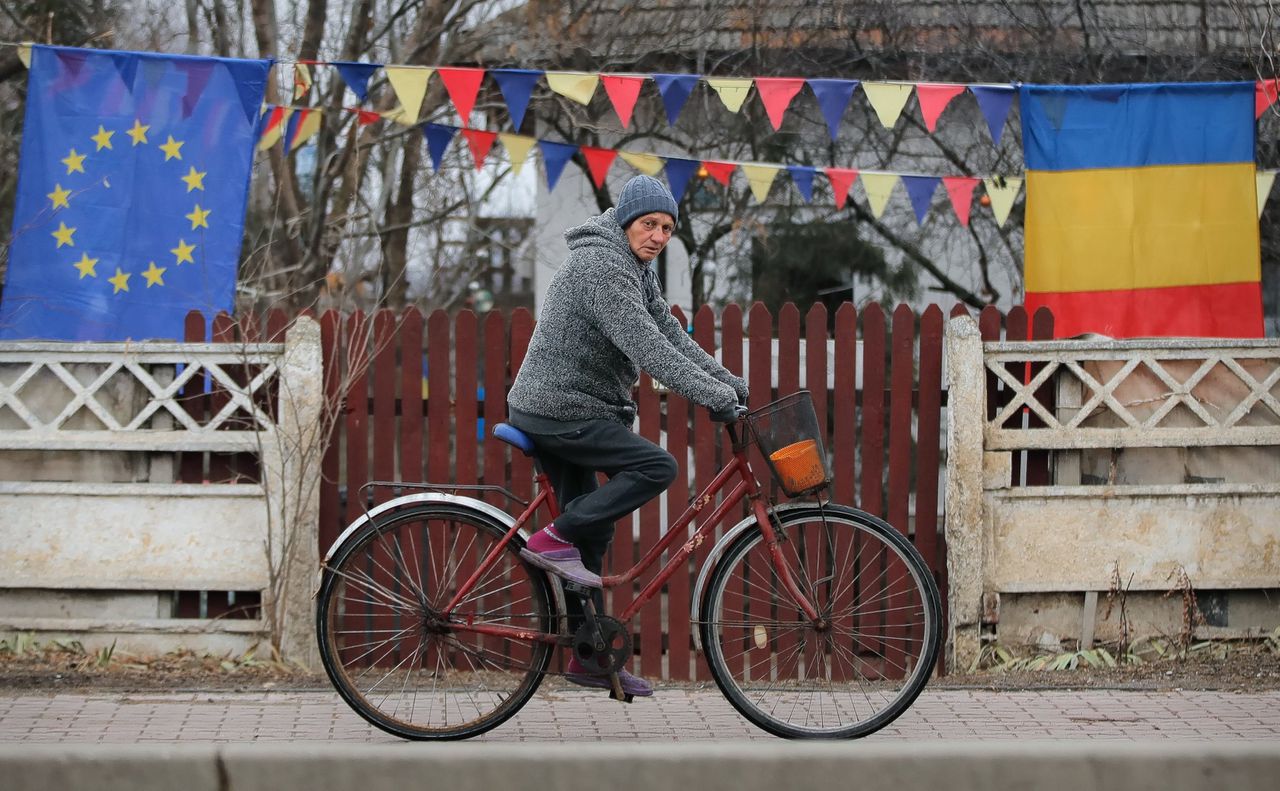 Een Roemeense man op een fiets in het plaatsje Tartasesti in het zuiden van het land.
