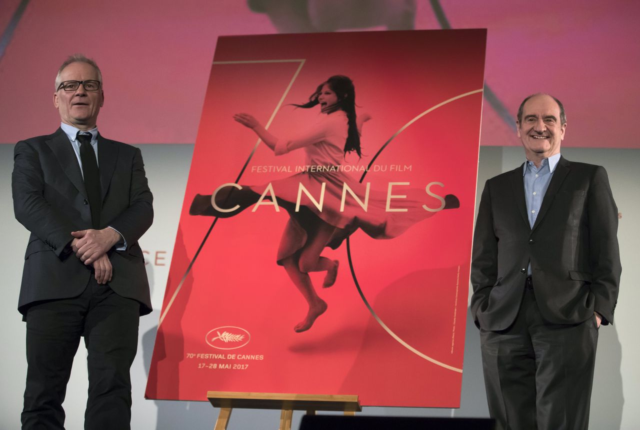 Thierry Fremaux (links) en Pierre Lescure bij de poster van Cannes Filmfestival.