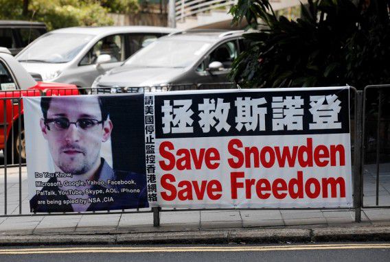 Een bord met daarop steunbetuigingen aan Snowden in het zakendistrict van Hong Kong.