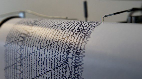 Een seismograaf bij het KNMI registreert de trillingen van de aarde.