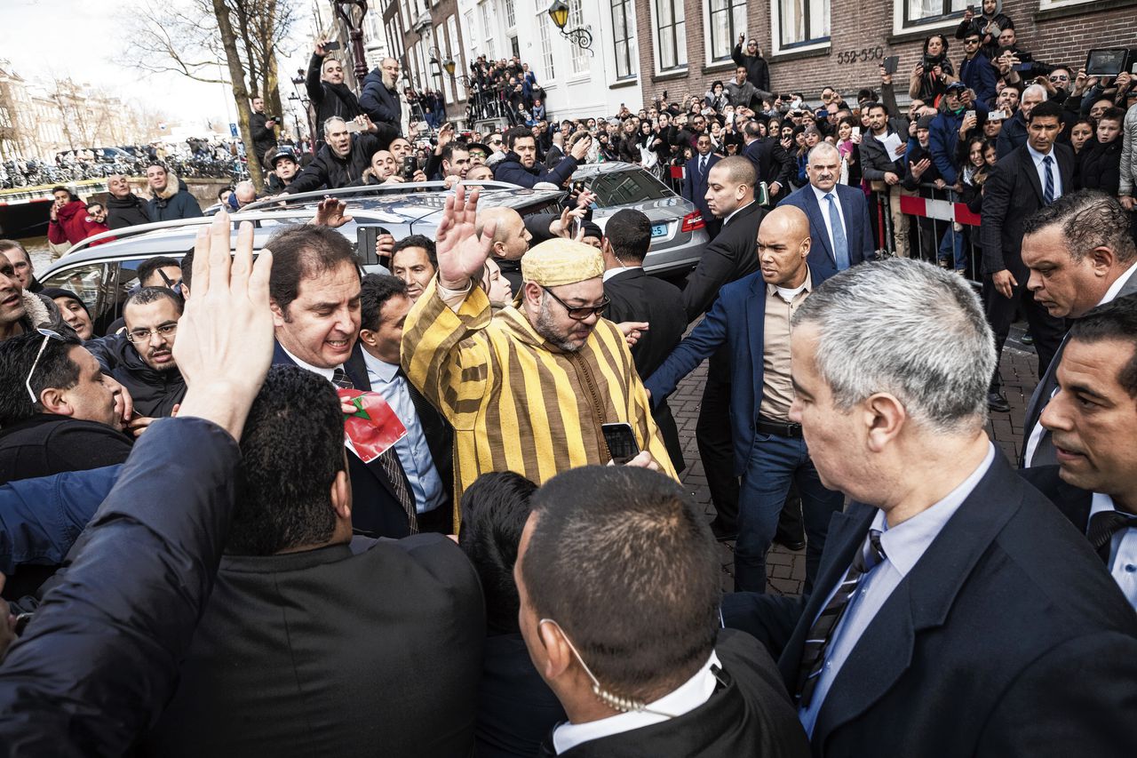 Koning Mohammed VI van Marokko verlaat tijdens zijn meerdaagse bezoek aan Nederland in 2016 zijn Amsterdamse hotel.