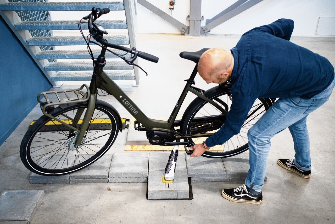 De 'laadtegel' moet middels inductie de fietsaccu opladen. Daarvoor moet het eerst via bluetooth met de fiets communiceren.