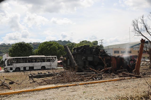 Verwoesting na een aanval op de luchtmachtbasis Generalissimo Francisco de Miranda in Caracas, Venezuela. De Amerikaanse president Trump kondigde aan dat Amerikaanse troepen de Venezolaanse president Nicolás Maduro en zijn vrouw succesvol hadden gevangengenomen tijdens een reeks grootschalige aanvallen op Caracas op 3 januari 2026. 