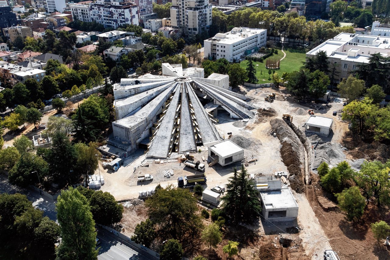 Piramide van Tirana, halverwege de renovatie. In het ontwerp van MVRDV komen er trappen aan de buitenkant, en blijft één betonstrook een glijbaan. Foto Florion Goga
