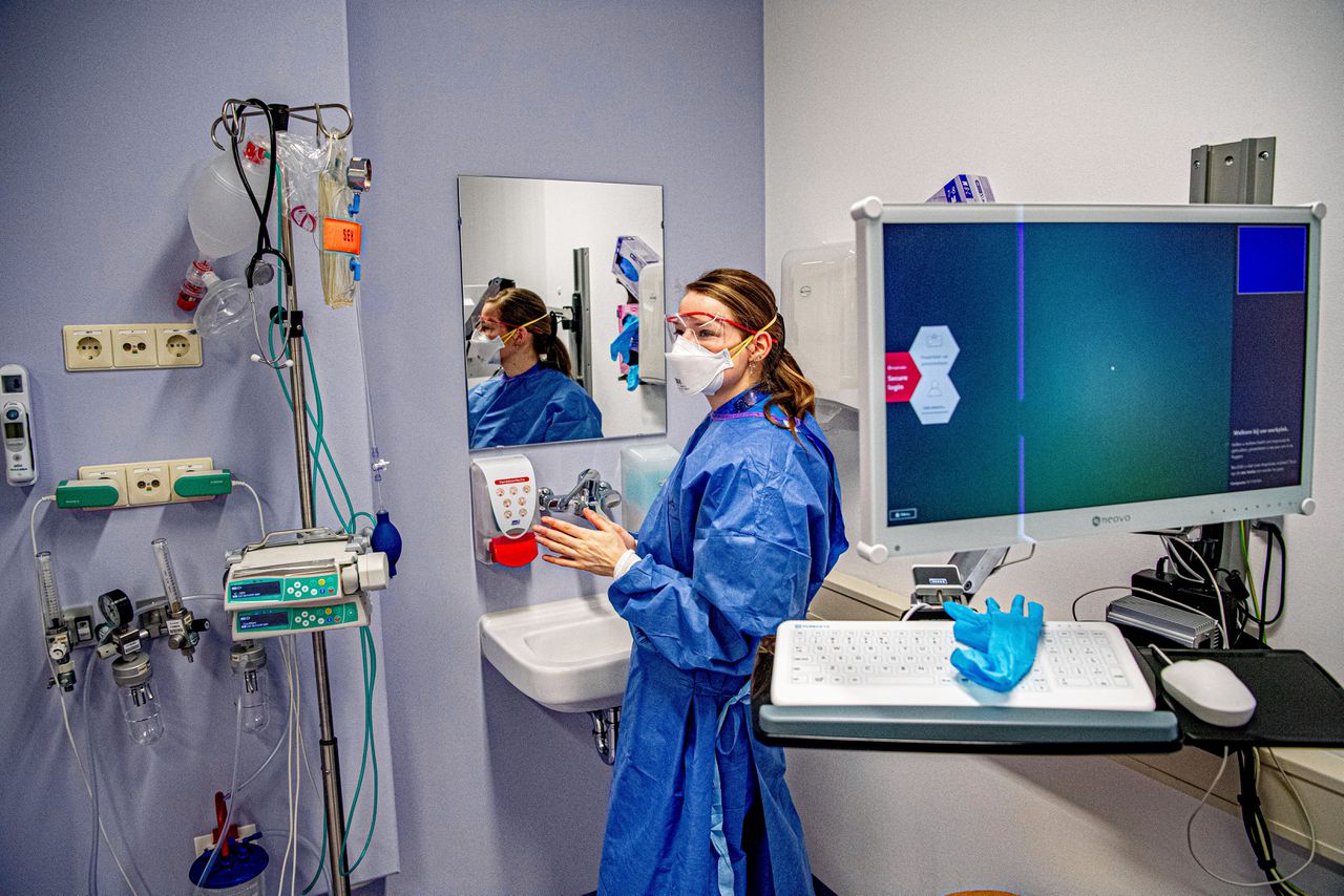 De quarantainekamer van het Van Weel-Bethesda Ziekenhuis op Goeree-Overflakkee wordt maandag gereedgemaakt voor coronapatiënten