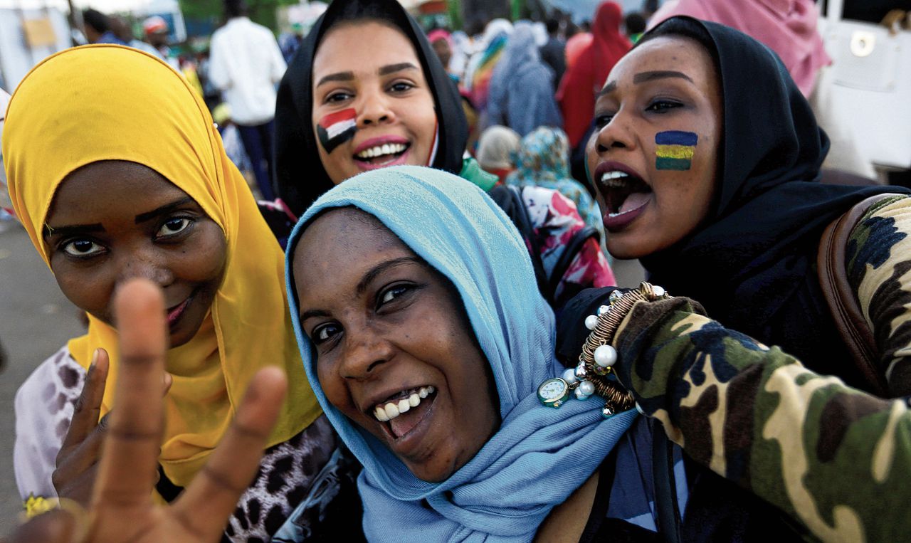 Soedanezen staan dronken van vrijheid op straat 
