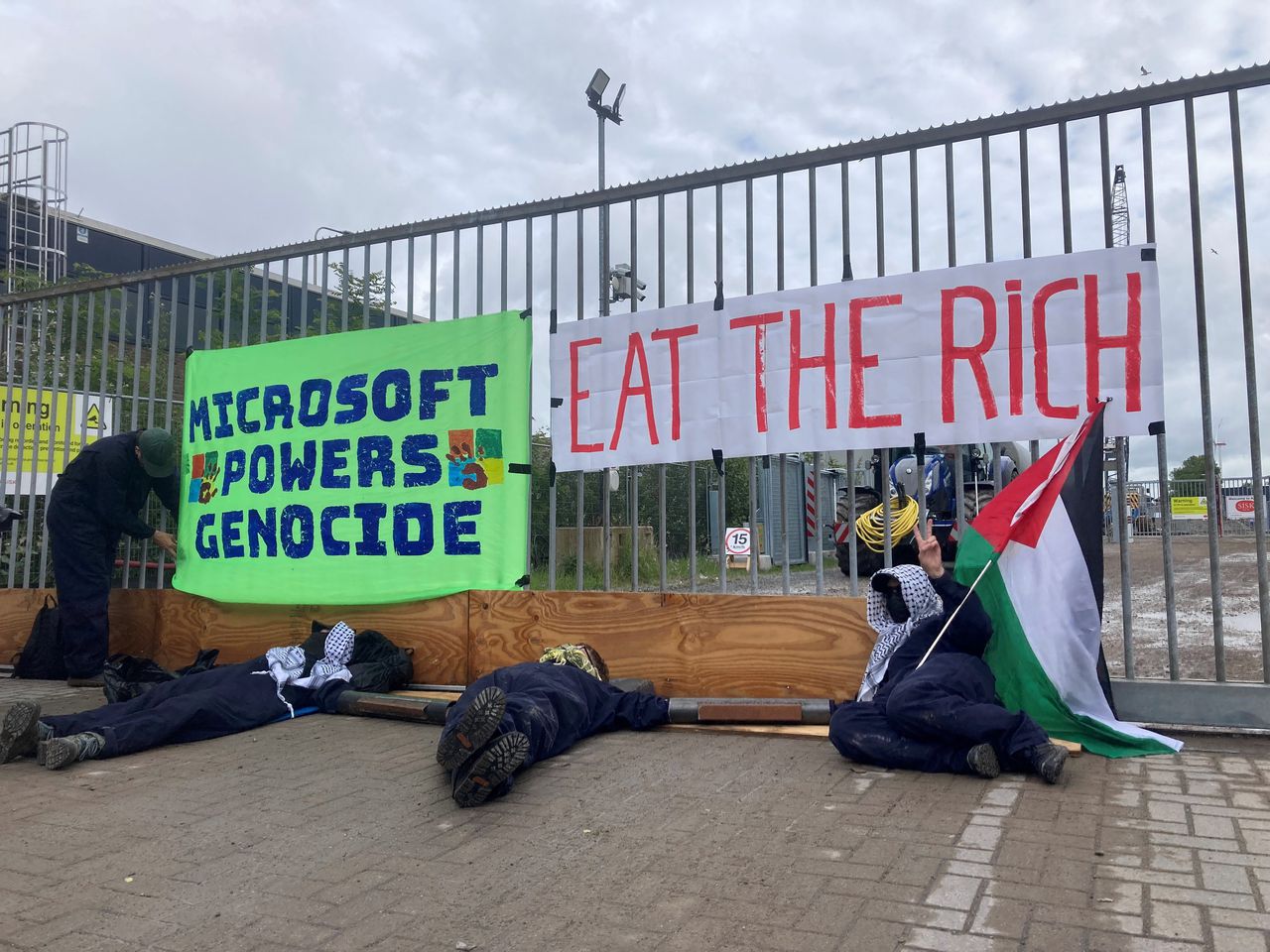 Activists disrupt construction of Microsoft datacenter in Amsterdam