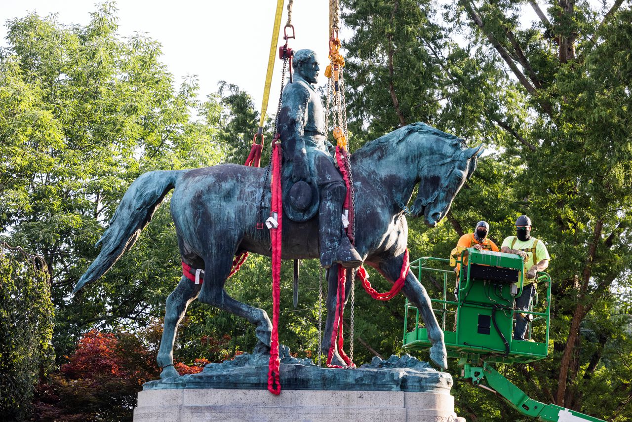 Het standbeeld van General Robert E. Lee in Charlottesville wordt weggehaald.