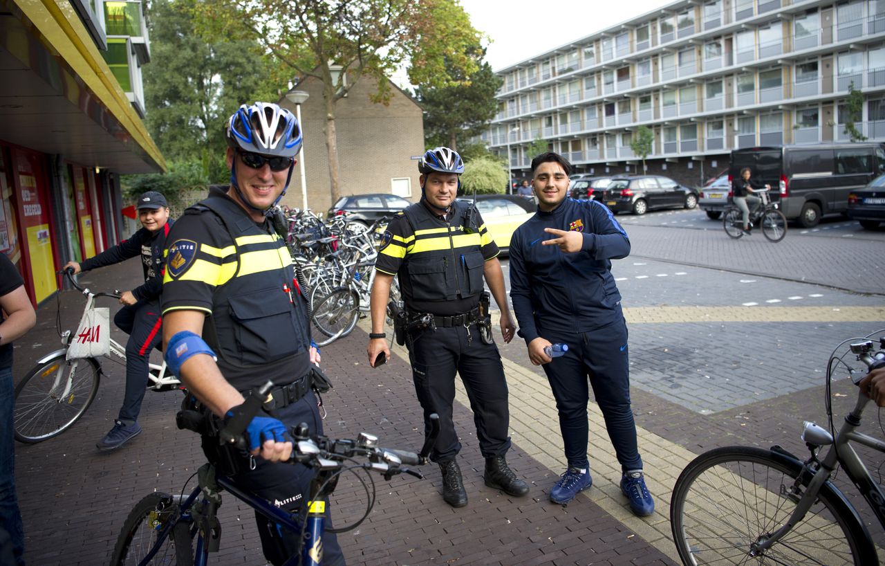 Politie in de wijk Poelenburg in Zaandam