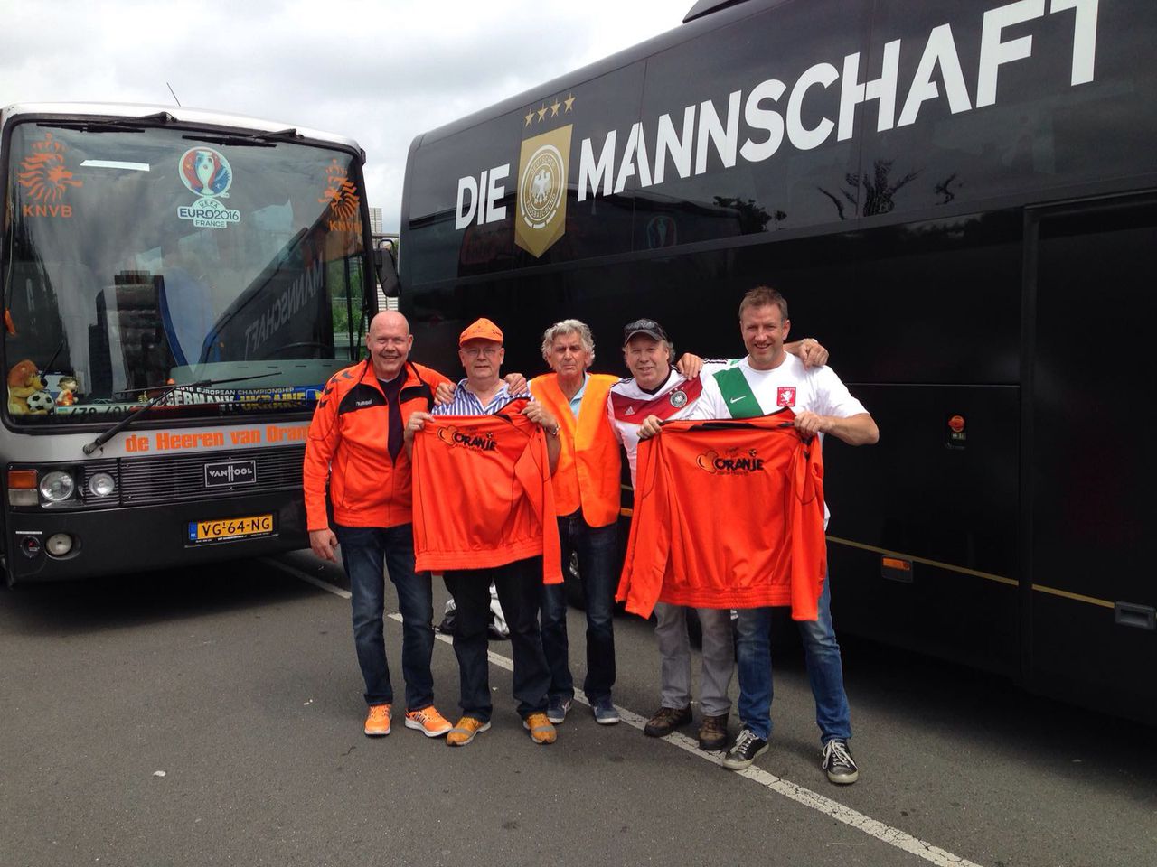 De Heeren van Oranje in Parijs, bij de bus 'bekend in binnen- en buitenland'.