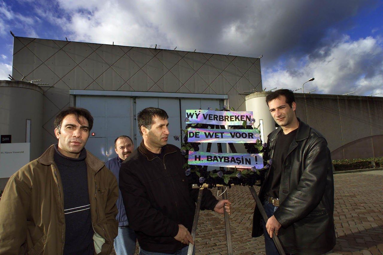 Vrienden en bekenden van Baybasin op een archieffoto uit 1999.