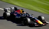 Max Verstappen rijdt vrijdag tijdens de tweede vrije training in Melbourne met zijn nieuwe Red Bull over het Albert Park-circuit.
