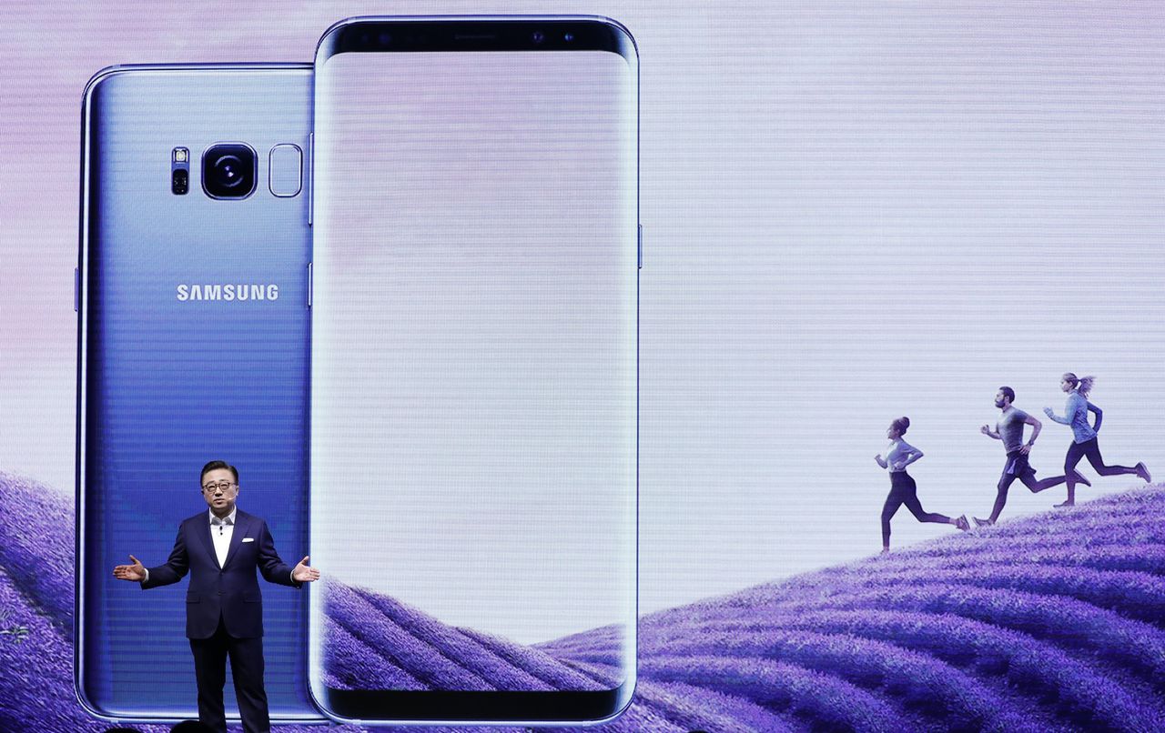 Samsung-topman Ko Dong-Jin presenteert de nieuwe Samsung Galaxy S8 in Seoul in april.
