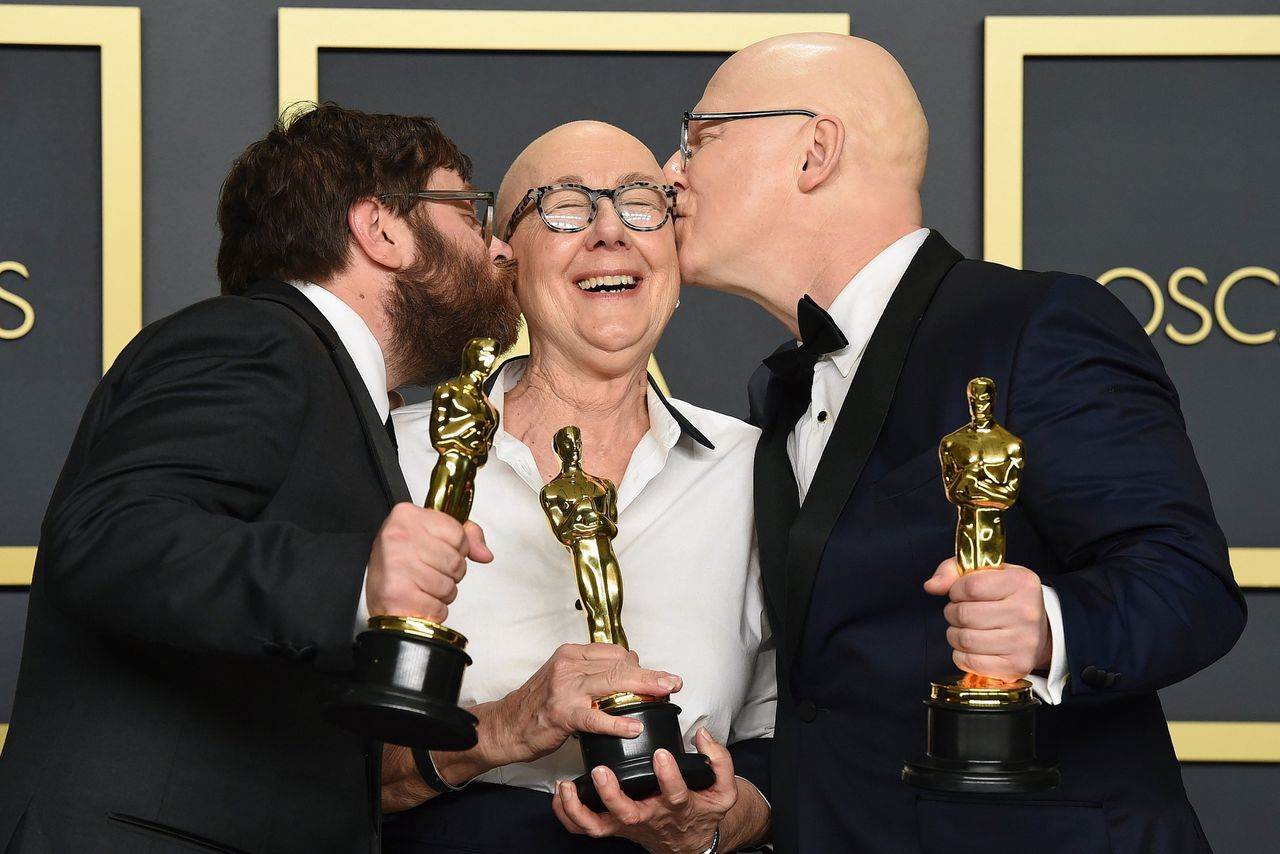 Julia Reichert met haar neef en cinematograaf Jeff Reichert (links) en zijn collega Steven Bognar bij de Oscars in februari 2020.
