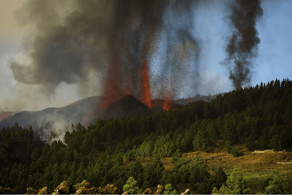 Een lavastroom trekt over het Canarische eiland La Palma 