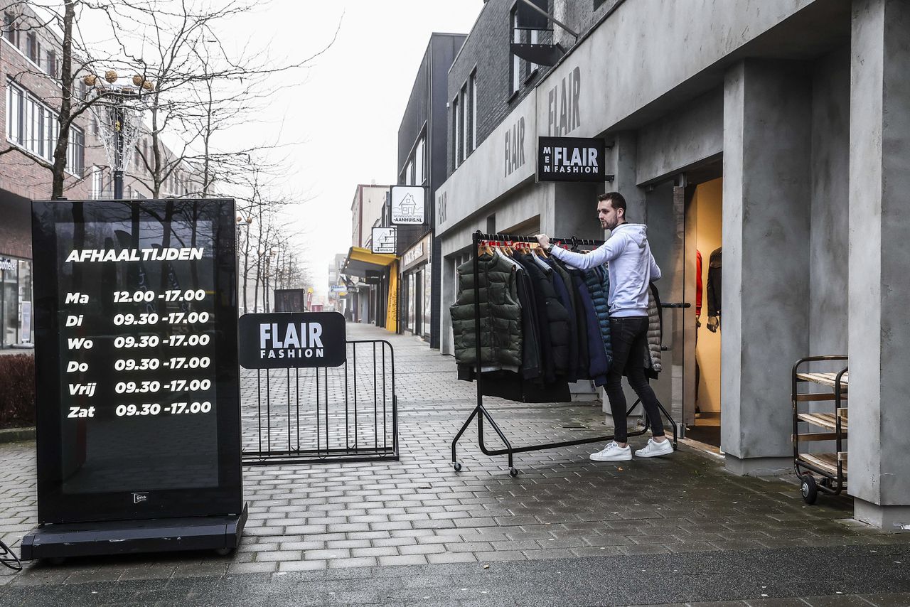 Bij modewinkel Flair bereiden ze zich voor op de openstelling van de zaak. De modewinkel en andere lokale ondernemers in het Drentse dorp willen zaterdag de deuren weer openen, ongeacht of de coronamaatregelen dat toestaan.