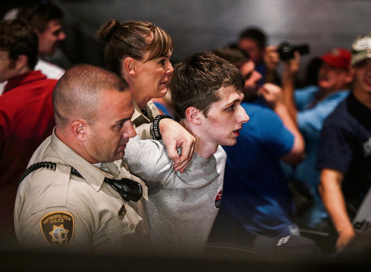 Sandfords arrestatie, zaterdag in Las Vegas, nadat hij een politiewapen probeerde af te pakken om Trump te doden.