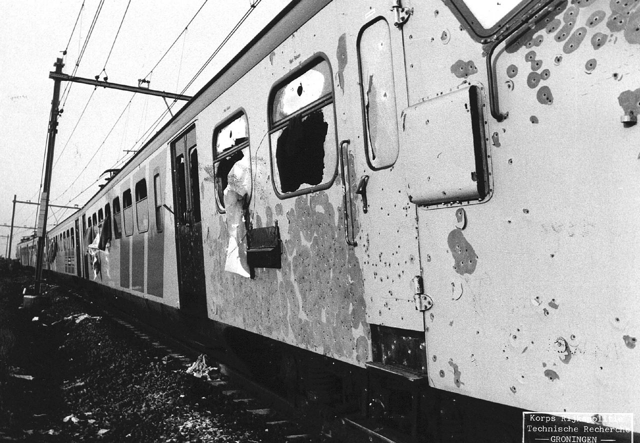 De verwoeste trein bij het Drentse dorp De Punt na afloop van de bestorming van mariniers in 1977. Daarmee werd een einde gemaakt aan twee gijzelingsacties van Molukse jongeren.
