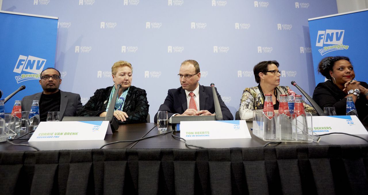 Vakbondsvoorzitters Charley Ramdas, Corrie van Brenk, Ton Heerts, Ellen Dekkers en Gissella Arends tijdens een persconferentie over de fusieplannen van de FNV.
