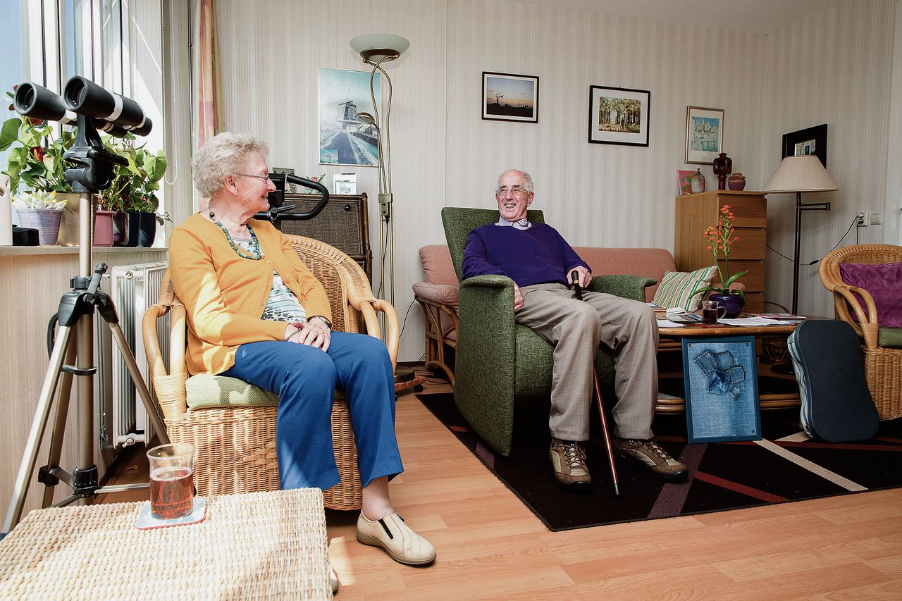 Henk en Bep Pons in hun kamer in het Humanitasgebouw. Zij lijdt aan alzheimer, hij is mantelzorger.