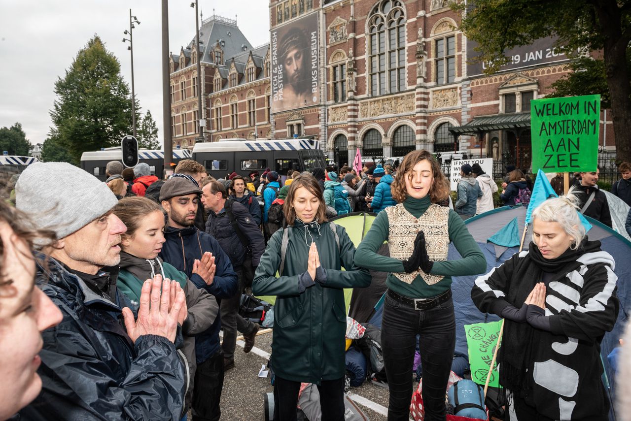 Een paar honderd Extinction Rebellion-activisten blokkeerden maandagochtend de Stadhouderskade in Amsterdam.