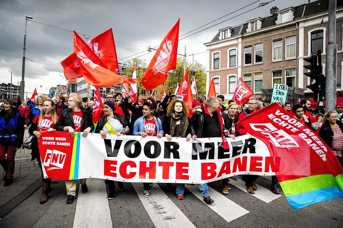 Deelnemers aan de Mars voor Echte Banen , maandag in Amsterdam.