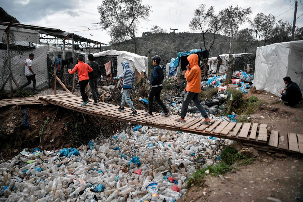 Veel vluchtelingen kinderen in Moria krijgen deze week geen les. Vanwege het geweld tegen ngo’s heeft een deel van de hulpverleners het eiland verlaten.