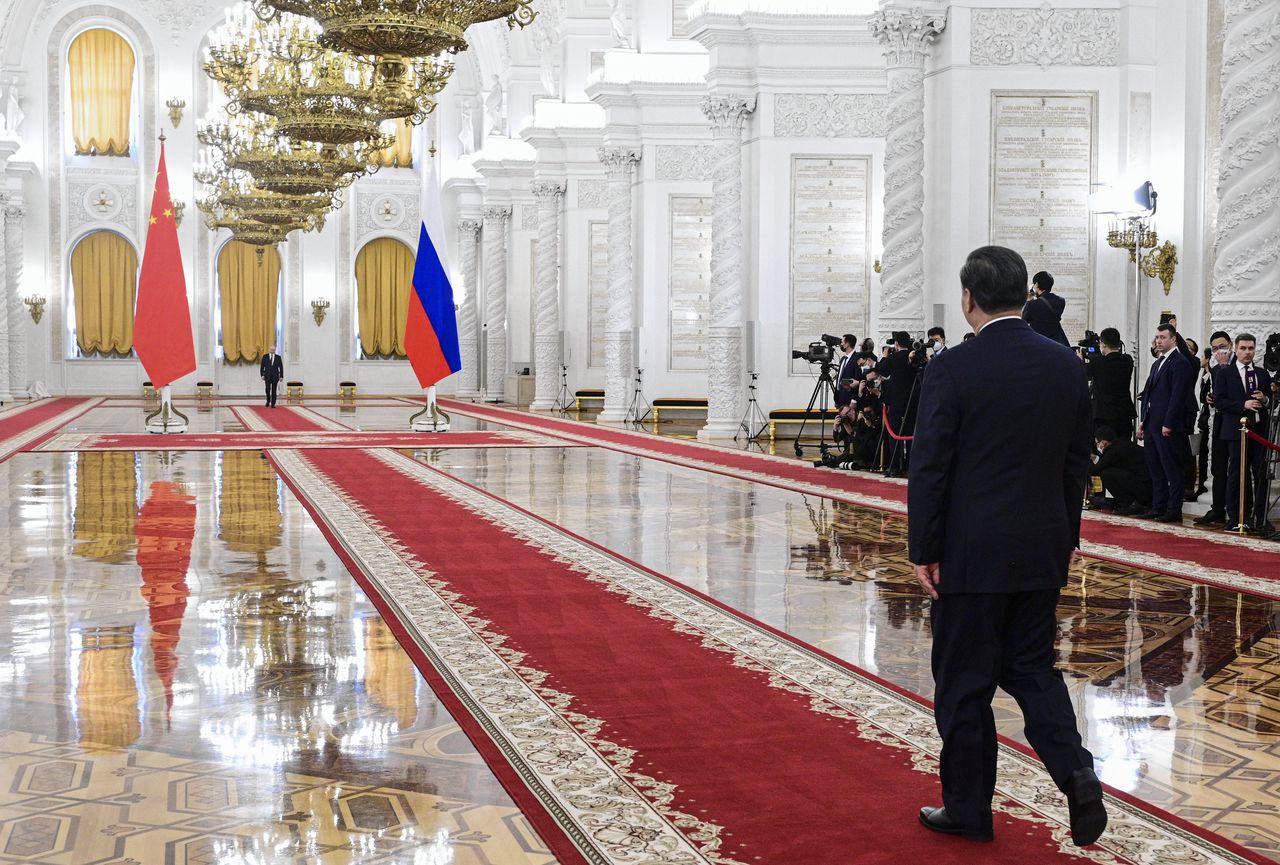 De Chinese president Xi Jinping (rechts) komt dinsdag aan bij een welkomstceremonie met de Russische president Vladimir Poetin (links) in het Kremlin in Moskou.
